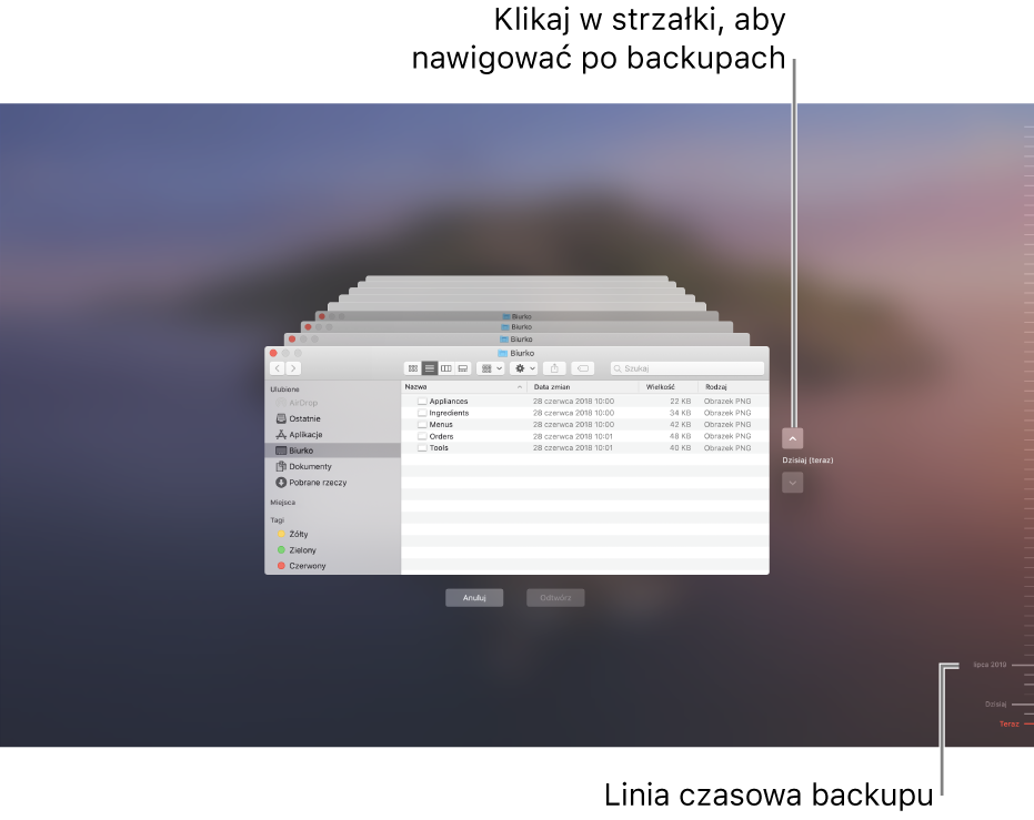 Po otworzeniu Time Machine pojawia się zamazany ekran ze stosem wielu ekranów Findera, reprezentujących backupy. Kliknij w strzałki, aby nawigować po backupach (lub kliknij w linię czasową po prawej), a następnie wybierz pliki do odtworzenia.