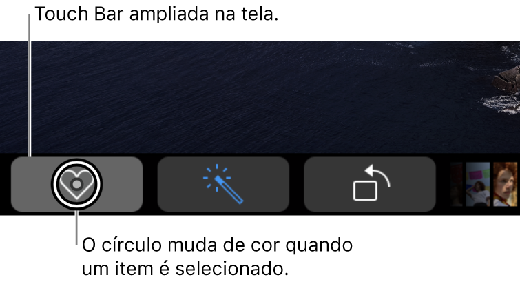 Touch Bar ampliada na parte inferior da tela; o círculo sobre um botão muda quando o botão é selecionado.