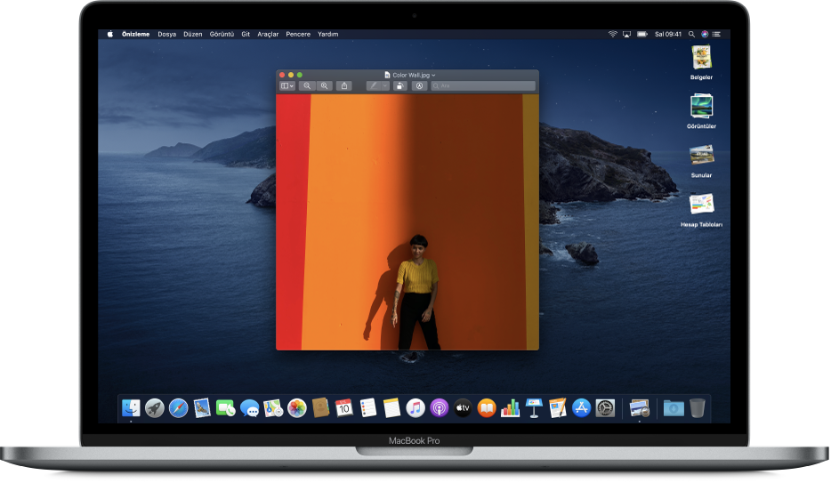 Göz At penceresi açık durumda ve ekranın sağ kenarı boyunca masaüstü belge grupları bulunan bir Mac masaüstü.