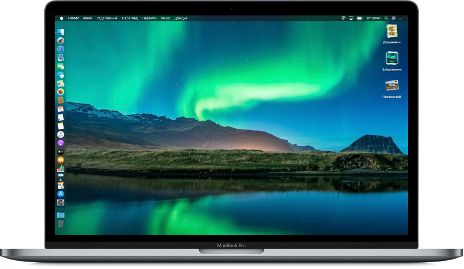 Робочий стіл Mac у темному режимі, власне зображення робочого столу, панель Dock вздовж лівого краю екрана і стоси робочого стола вздовж правого краю екрана.