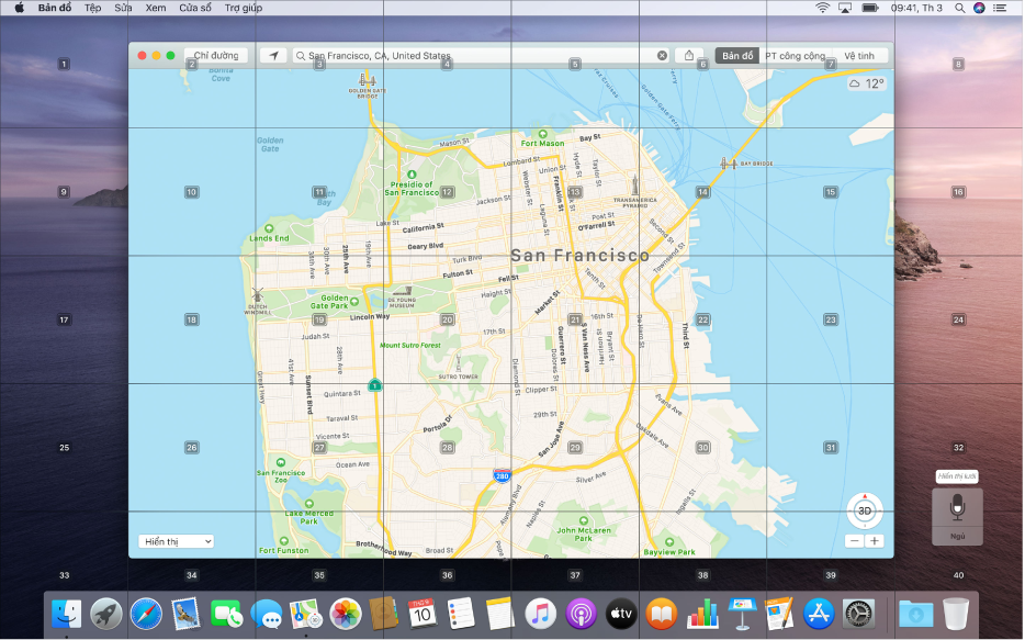 Lưới được xếp chồng trên màn hình nền hiển thị bản đồ trong ứng dụng Bản đồ. Lưới chia màn hình nền ra thành năm hàng và tám cột và mỗi ô đều được đánh số, từ 1 đến 40. Cửa sổ phản hồi ở dưới cùng bên phải của cửa sổ hiển thị lệnh “Hiển thị lưới” đang được sử dụng để hiển thị lưới.