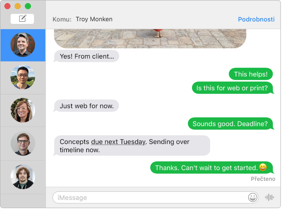 Okno aplikace Zprávy, v němž je na bočním panelu vlevo vidět několik konverzací a napravo jedna otevřená konverzace Bubliny zpráv jsou zelené, což znamená, že byly poslány jako textové zprávy SMS