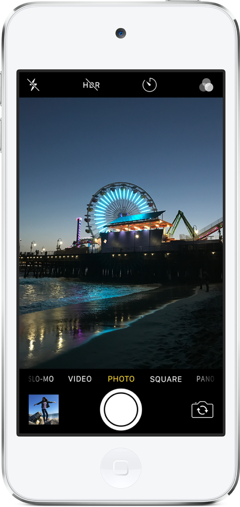 Kamera i fotofunktion, med andre funktioner til venstre og højre under fremviseren. Knapper til blitz, HDR, Tidtagning og Filtre vises øverst på skærmen. Et miniaturebillede nederst til venstre giver adgang til eksisterende fotos og videoer. Lukkerknappen findes nederst i midten, og knappen Skift kamera er nederst til højre.