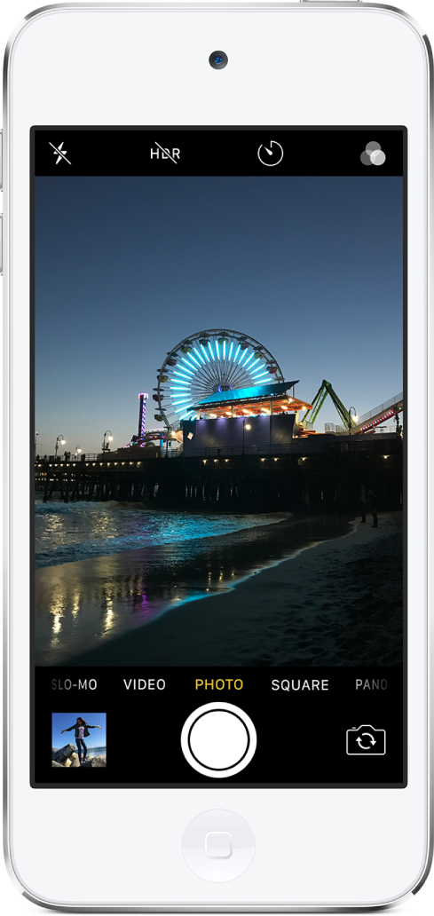 写真モードの「カメラ」。ほかのモードもビューアの下部に横に並んでいます。画面上部には、フラッシュ、HDR、タイマー、フィルタの各ボタンがあります。左下のサムネールイメージをタップすると、撮影した写真やビデオにアクセスできます。下部中央にはシャッターボタン、下部右側にはカメラ切り替えボタンがあります。