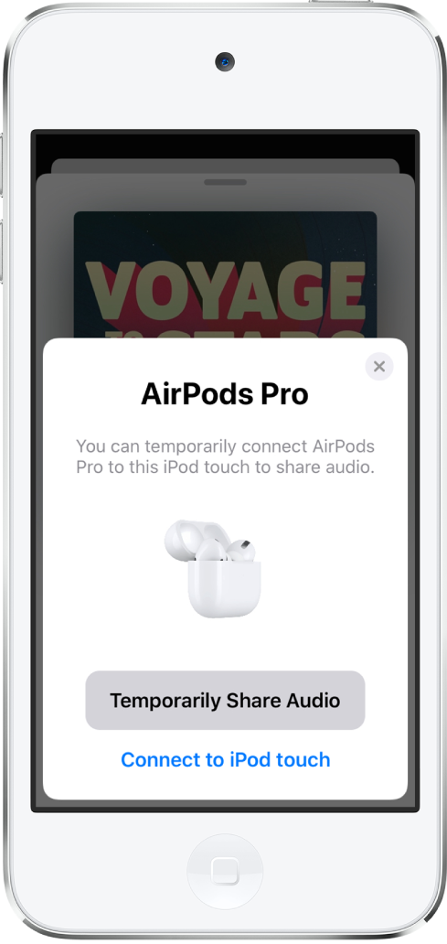 열려 있는 충전 케이스에 있는 AirPods 그림이 나오는 iPod touch 화면. 화면 하단 부근에 오디오를 일시적으로 공유하기 위한 버튼이 있음.