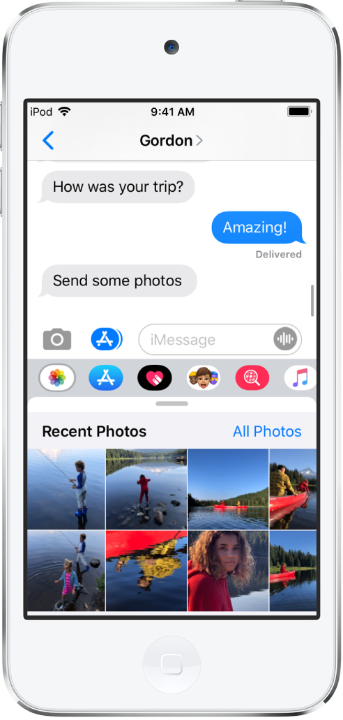하단에 iMessage 사진 앱이 표시된 메시지 대화. iMessage 사진 앱이 왼쪽 상단에서부터 ‘최근 사진’ 및 ‘모든 사진’으로 연결되는 링크를 표시함. 그 아래에는 왼쪽으로 쓸어넘겨서 볼 수 있는 최근 사진이 있음.