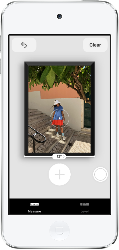 Một khối bê tông trong vườn được đo, với các số đo chiều rộng, chiều dài và diện tích đang hiển thị. Nút Chụp ảnh ở góc dưới bên phải.