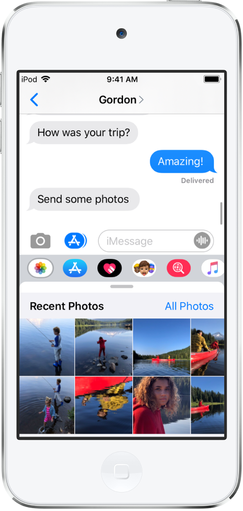 「訊息」對話顯示「iMessage 照片」App 位於下方。顯示「iMessage 照片」App，從左上方起分別為「最近照片」和「所有照片」的連結。下方是最近的照片，所有照片都可以向左滑動以檢視。
