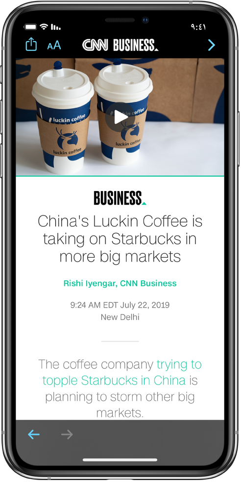 مقالة من Apple News. في الزاوية العلوية اليمنى من الشاشة، يوجد زر رجوع للعودة إلى تطبيق الأسهم. في الزاوية العلوية اليسرى من الشاشة يوجد زر تنسيق النص وزر مشاركة. في الزاوية السفلية اليسرى، يوجد زر الصفحة التالية.