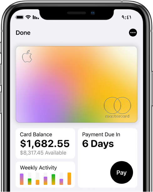 بطاقة Apple Card في تطبيق Wallet، تعرض زر المزيد في الزاوية العلوية اليسرى، والرصيد الإجمالي والنشاط الأسبوعي في الزاوية السفلية اليمنى والزر دفع في الزاوية السفلية اليسرى.