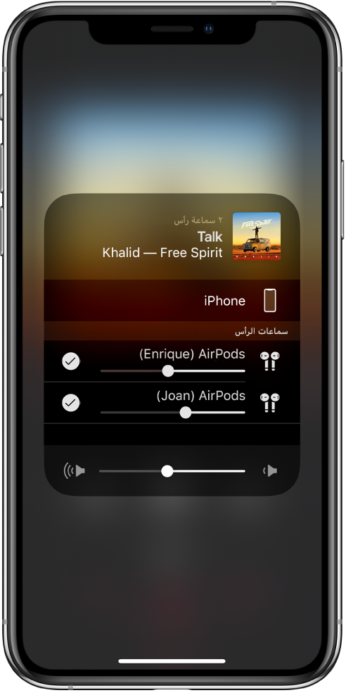 شاشة iPhone تعرض زوجين من سماعات AirPods متصلين.
