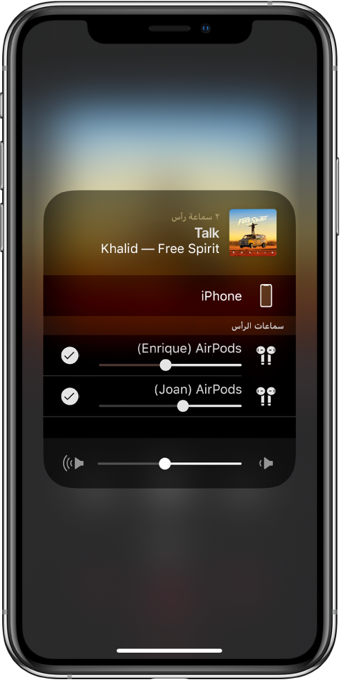 شاشة تعرض زوجين من سماعات AirPods متصلين بالـ iPhone.