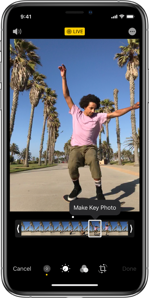 Екран Live Photo с кадър Live Photo в средата. Бутонът Live (Жив) е горе в средата, а бутонът Sound (Звук) е горе вляво. Под кадъра Live Photo е лентата на кадрите, а бутонът Make Key Photo (Избери за основен кадър) е активен. Във всеки край на лентата на кадрите има линия, което ви позволява да ограничите кадъра Live Photo.