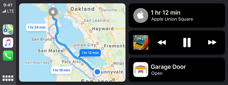 Таблото на CarPlay с иконки за Maps (Карти), Music (Музика) и Phone (Телефон) вляво, картата на маршрут за шофиране в средата и три елемента в купчина вдясно. Горният елемент вдясно показва, че очакваното време на пътуване до Apple Union Square е 1 час и 12 минути. Средният елемент вдясно показва бутони за управление на възпроизвеждането на медия. Долният елемент показва, че вратата на гаража е отворена.