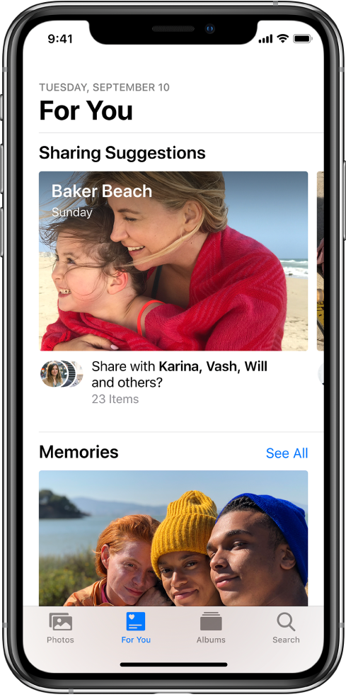 Етикетът For You (За теб) е избран в долния край на екрана на приложението Photos (Снимки). В горния край на екрана For You (За теб) има етикет Sharing Suggestions (Предложения за споделяне), а под етикета е колекция от снимки със заглавие Baker Beach, Sunday (Плаж Бейкър, неделя). Под колекцията е опцията за споделяне на снимките с хората, които са на снимките.