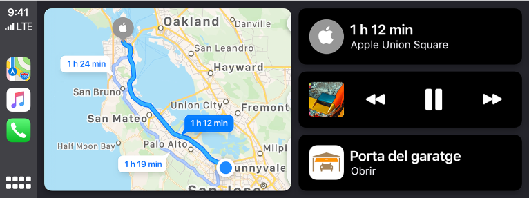 Tauler del CarPlay que mostra les icones de Mapes, Música i Telèfon a l’esquerra, el mapa d’una ruta en cotxe al mig i tres ítems apilats a la dreta. L’ítem de la part superior a la dreta mostra que el temps de trajecte estimat fins a Apple Union Square és d’1 hora i 12 minuts. L’ítem del mig a la dreta mostra els controls de reproducció de contingut multimèdia. L’ítem de la part inferior indica que la porta del garatge està oberta.