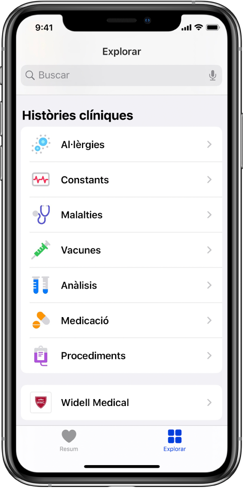 Pantalla d’històries clíniques de l’app Salut. A la llista es mostren algunes categories com Al·lèrgies, Constants i Malalties. Sota la llista de categories hi ha el botó “Widell Medical”. A la part inferior de la pantalla, el botó Explorar està seleccionat.