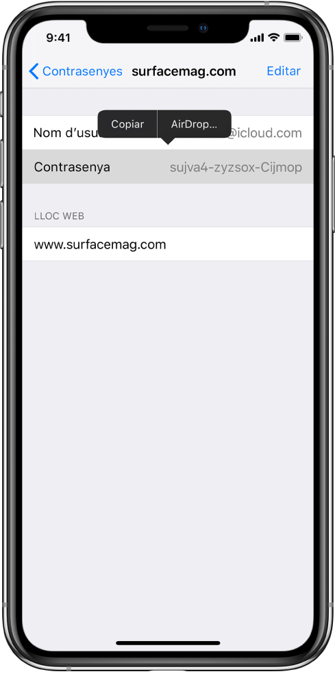 Pantalla del compte d’un lloc web. La secció de la contrasenya està seleccionada, i damunt d’aquesta apareix un menú amb els ítems Copiar i AirDrop.