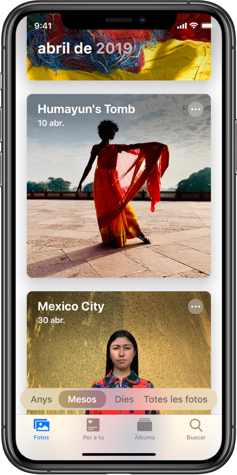 Pantalla de l’app Fotos. Estan seleccionades la pestanya Fotos i la vista mesos. Es mostren dos esdeveniments d’abril del 2019: “Tomba de Humāyūn” i “Ciutat de Mèxic”.