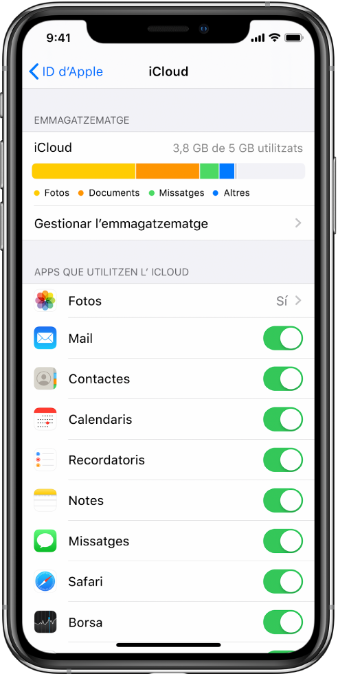 Pantalla de configuració de l’iCloud amb l’indicador d’emmagatzematge a l’iCloud i una llista d’apps i funcions, inclosos el Mail, l’app Contactes i l’app Missatges, que es poden utilitzar amb l’iCloud.