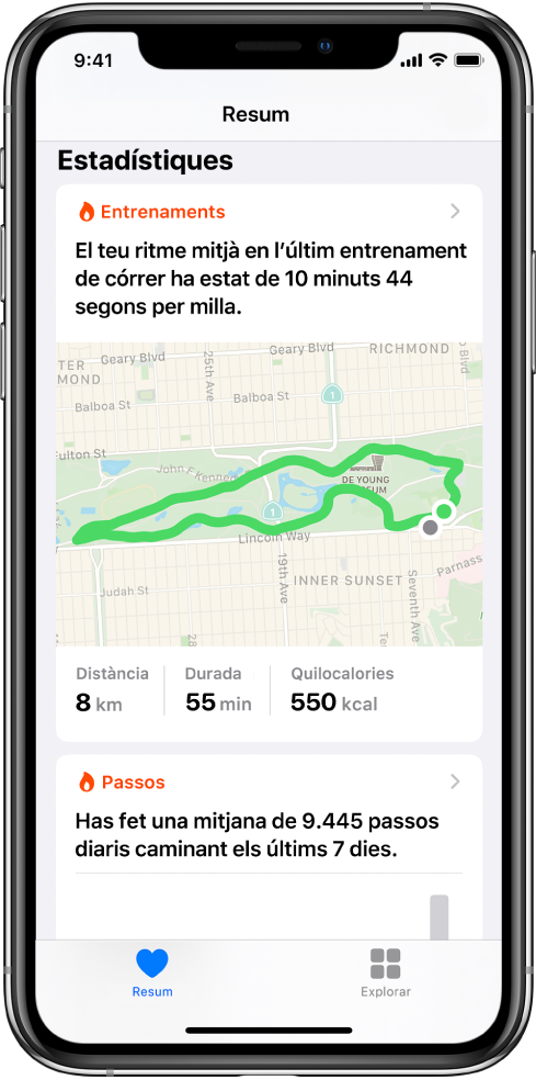 Pantalla Resum a l’app Salut que mostra estadístiques del temps, la distància i la ruta de l’últim entrenament de córrer, i la mitjana de passos diaris dels últims 7 dies.