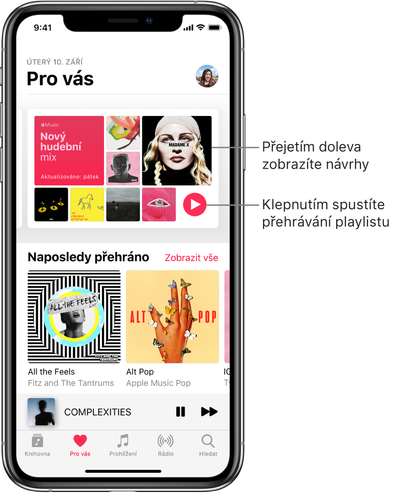 Obrazovka Pro vás s playlistem New Music Mix nahoře. Vpravo dole pod playlistem se nachází tlačítko Přehrát. Dole se zobrazuje oddíl „Naposledy přehráno“ se dvěma obaly alb.