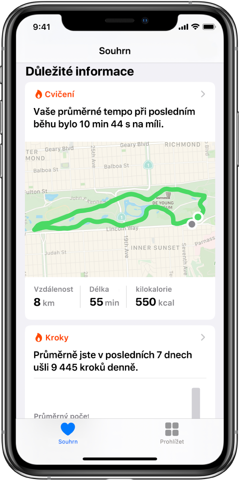 Obrazovka Souhrn v aplikaci Zdraví s nejdůležitějšími informacemi, které zahrnují čas, vzdálenost a trasu posledního běžeckého tréninku a také průměrný denní počet kroků za posledních 7 dní.