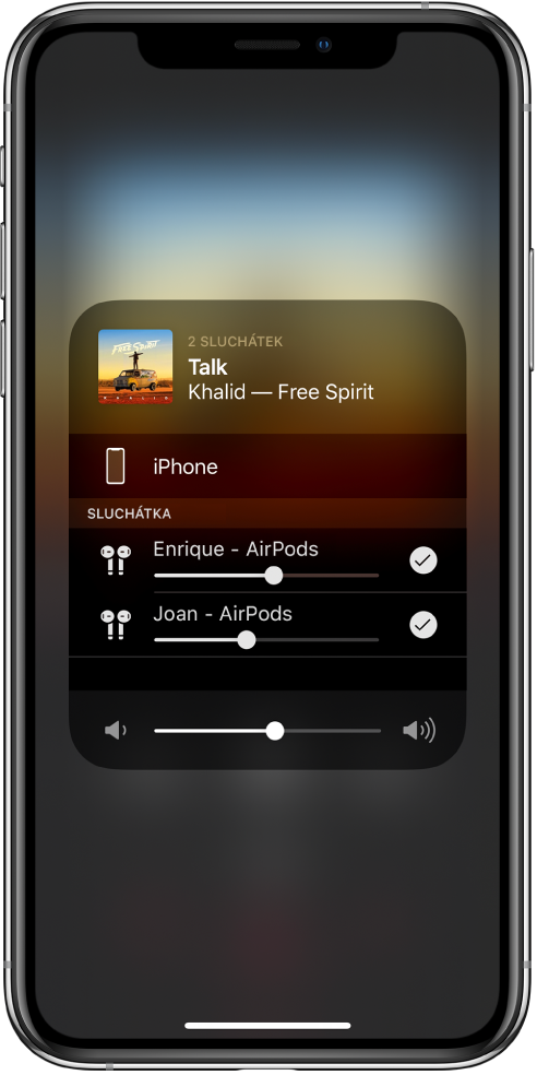 Obrazovka s dvěma páry AirPodů připojenými k iPhonu