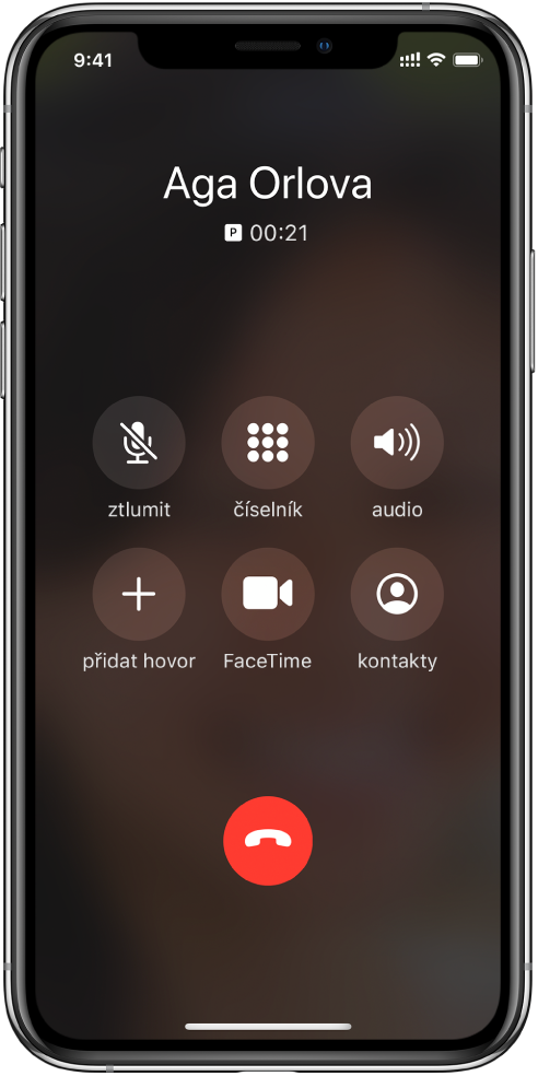 Obrazovka iPhonu s tlačítky voleb používaných při volání. V horním řádku zleva doprava tlačítka vypnutí zvuku, číselníku a reproduktorů. V dolním řádku zleva doprava tlačítka pro přidání hovoru, FaceTime a kontakty.