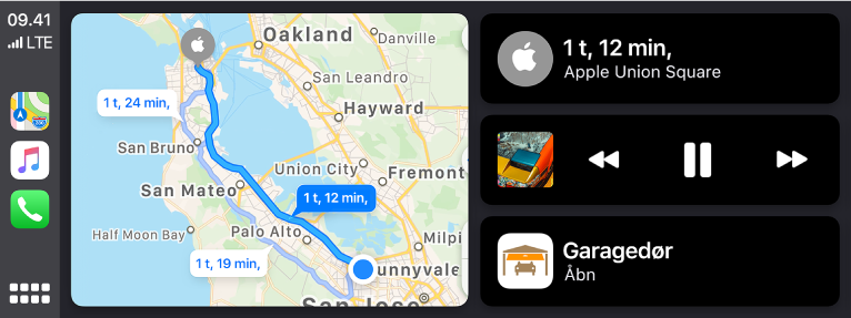 Dashboard i CarPlay, der viser symboler for Kort, Musik og Telefon til venstre, kortet til en kørerute i midten og tre emner i en stak til højre. Det øverste emne til højre viser, at den forventede rejsetid til Apple Union Square er 1 time og 12 minutter. Det midterste emne til højre viser betjeningspanelet til afspilning af medier. Det nederste emne viser, at garageporten er åben.