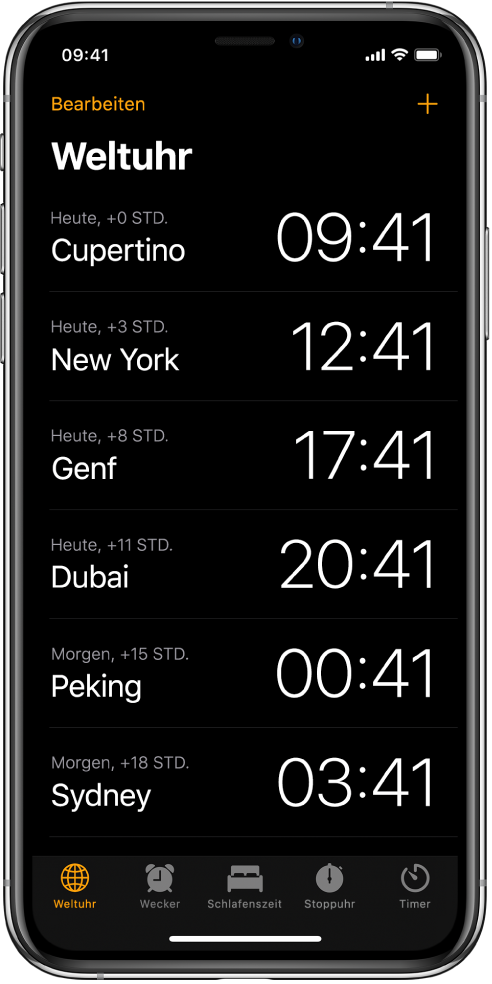 Der Tab „Weltuhr“ mit der Uhrzeit in verschiedenen Städten. Tippe oben links auf „Bearbeiten“, um die Uhren anzuordnen. Tippe oben rechts auf die Taste „Hinzufügen“, um weitere Uhren hinzuzufügen. Unten befinden sich Tasten für „Wecker“, „Schlafenszeit“, „Stoppuhr“ und „Timer“.