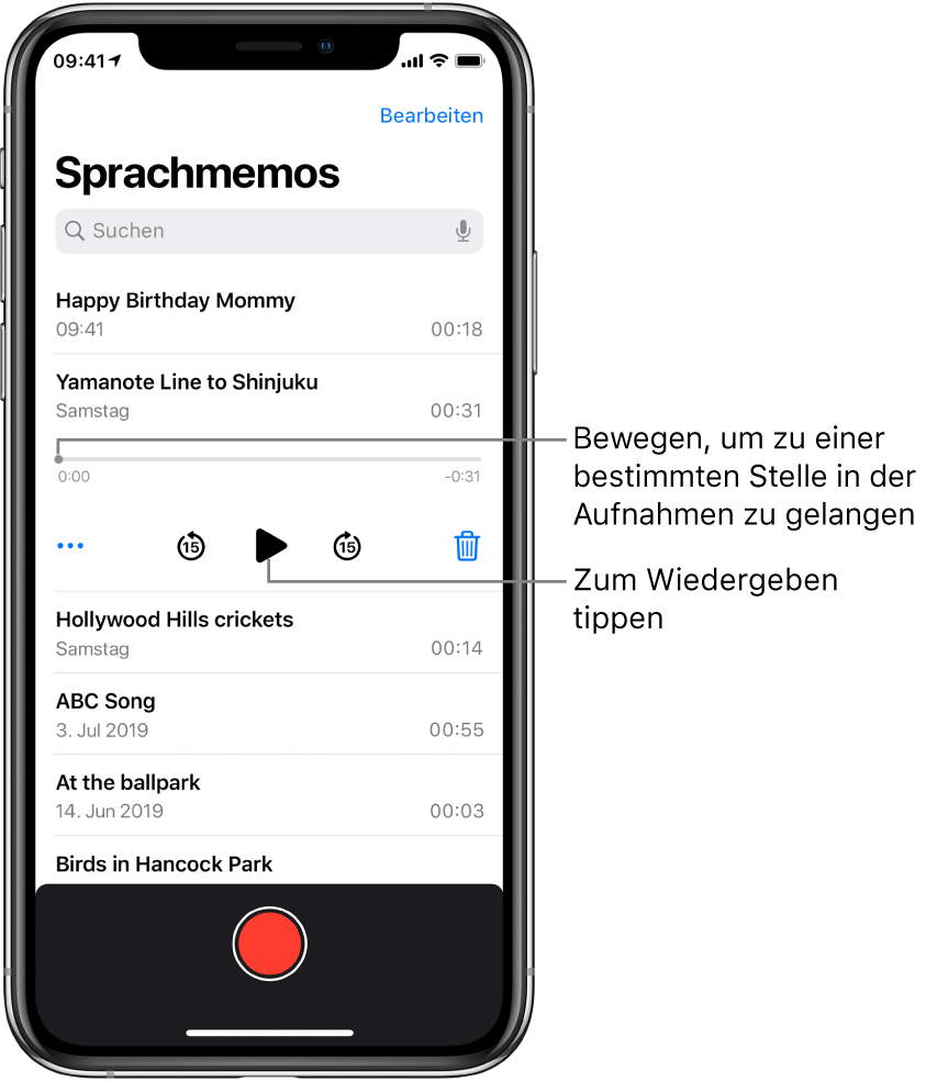 Der Bildschirm der App „Sprachmemos“ mit der Liste der Aufnahmen und der ausgewählten Aufnahme oben. Auf der Zeitleiste der Aufnahme sind die Abspielposition und links und rechts die Zeitangaben für Beginn und Ende der Aufnahme zu sehen. Unter der Zeitleiste sind die Taste „Mehr“ zum Bearbeiten, Duplizieren oder Teilen einer Aufnahme, die Tasten zum Zurückspringen und zum Vorspringen um jeweils 15 Sekunden und die Taste „Löschen“ zu sehen. Ganz unten ist die Liste der weiteren Aufnahmen zu sehen, die durch Tippen geöffnet werden können.