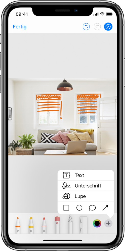 Ein Foto ist mit orangefarbenen Linien markiert, die Jalousien vor den Fenstern darstellen sollen. Die Zeichenwerkzeuge und die Farbauswahl werden am unteren Bildschirmrand angezeigt. In der Ecke unten rechts erscheint ein Menü mit Optionen zum Hinzufügen von Text, für Unterschriften, für die Lupe und für Formen.