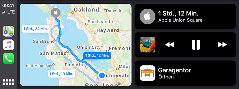 Das CarPlay-Dashboard mit Symbolen für die Apps „Karten“, „Musik“ und „Telefon“ auf der linken Seite sowie einer Karte mit der aktuellen Fahrtroute in der Mitte und drei Objekten auf der rechten Seite. Das oberste Objekt auf der rechten Seite zeigt, dass die geschätzte Fahrzeit bis zum Apple Union Square eine Stunde und zwölf Minuten beträgt. Das mittlere Objekt auf der rechten Seite enthält Steuerelemente für die Medienwiedergabe. Das unterste Objekt weist darauf hin, dass das Garagentor offen ist.
