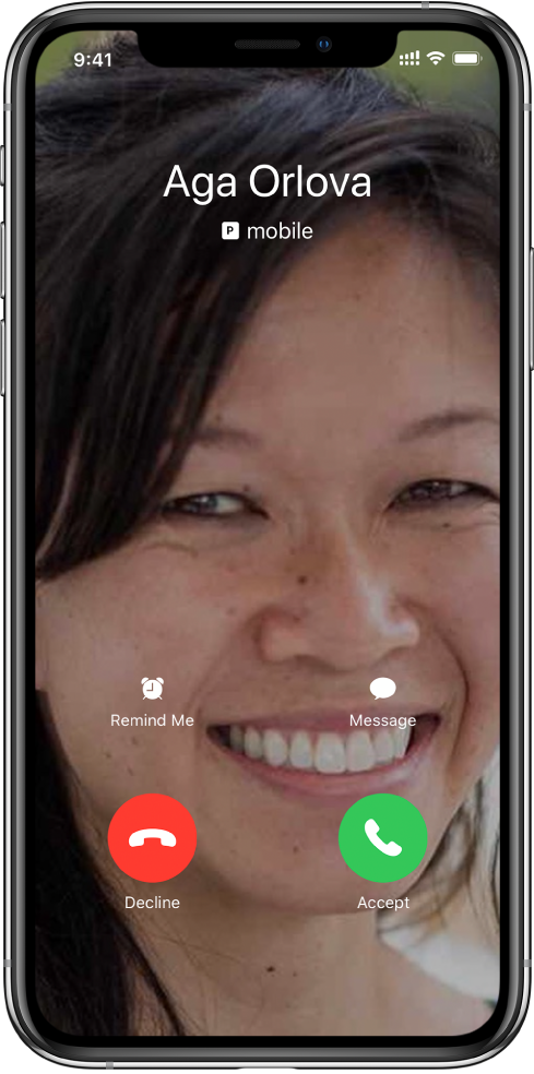 The incoming call screen. There are two rows of button near the bottom. In the first row, from left to right, are the Remind Me and Message buttons. In the second row, from left to right, are the Decline and Accept buttons.