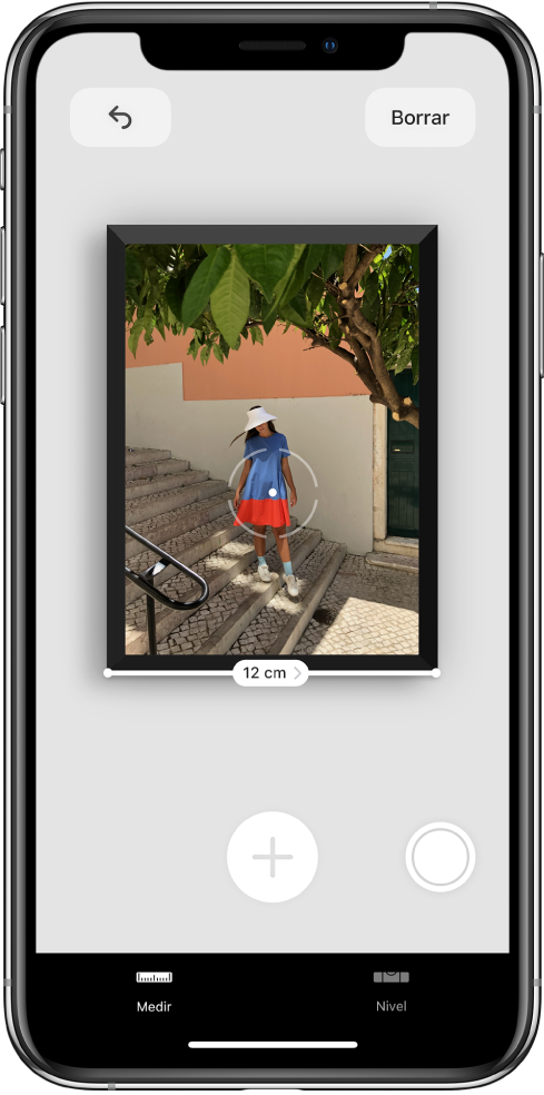 Se está midiendo una fotografía enmarcada y se muestra el ancho en el borde inferior. El botón "Tomar foto" está en la esquina inferior derecha.
