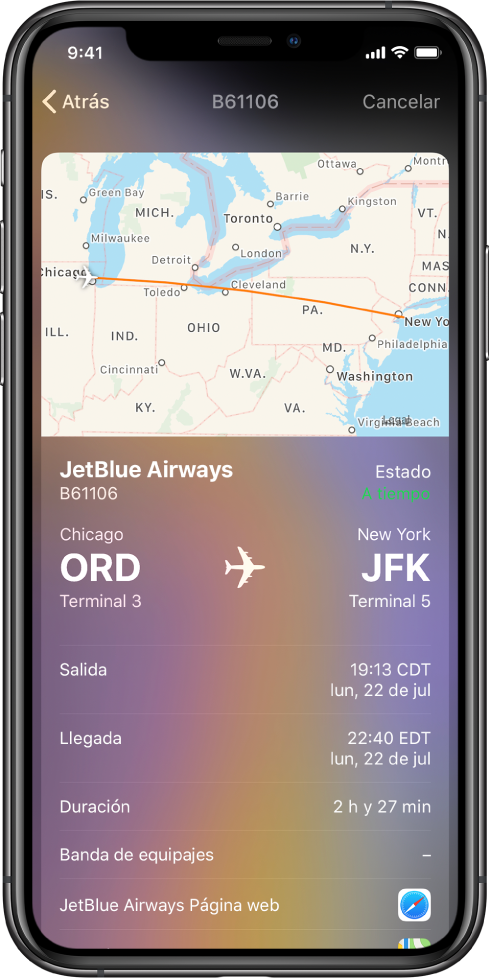 La pantalla del iPhone mostrando el estado de un vuelo de JetBlue Airways. En la parte superior de la pantalla se muestra un mapa de la ruta de vuelo. Debajo del mapa, de izquierda a derecha, se muestra información sobre el vuelo; el número y estado del vuelo, ubicaciones de las terminales, horas de salida y llegada, duración del vuelo, y un enlace al sitio web de JetBlue Airways.