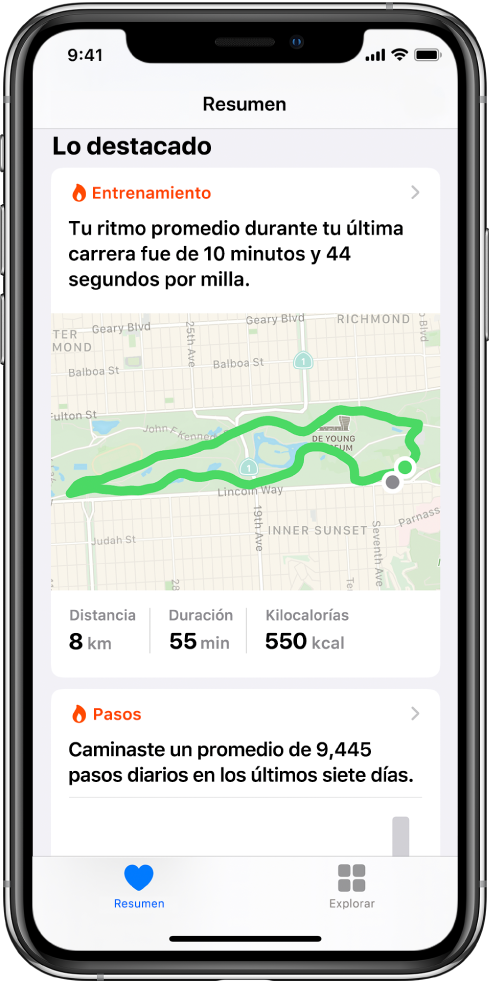 La pantalla Resumen de la app Salud mostrando datos destacados que incluyen el tiempo, distancia y ruta del último entrenamiento y el promedio de pasos por día durante los últimos 7 días.
