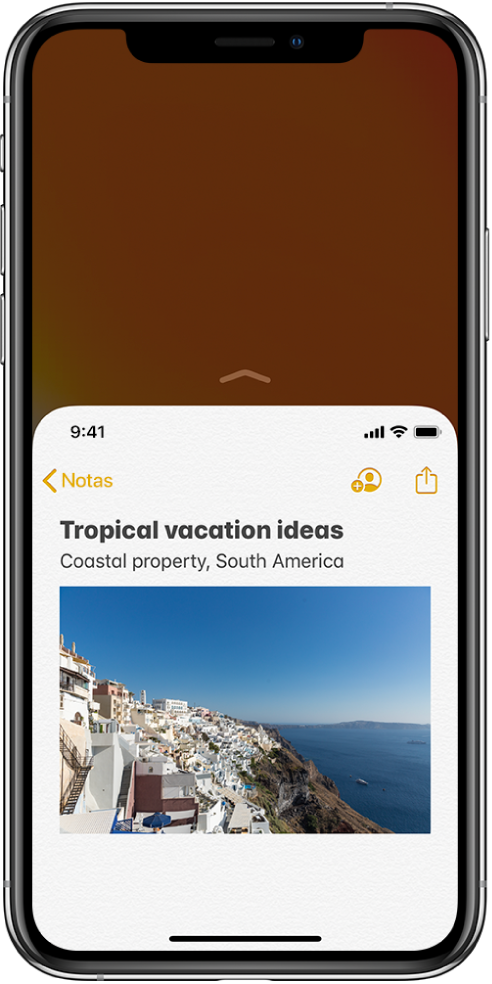 Pantalla del iPhone con "Alcance fácil" activada La parte superior de la pantalla se movió al área inferior, poniendo una nota de la app Notas al alcance de tu dedo.