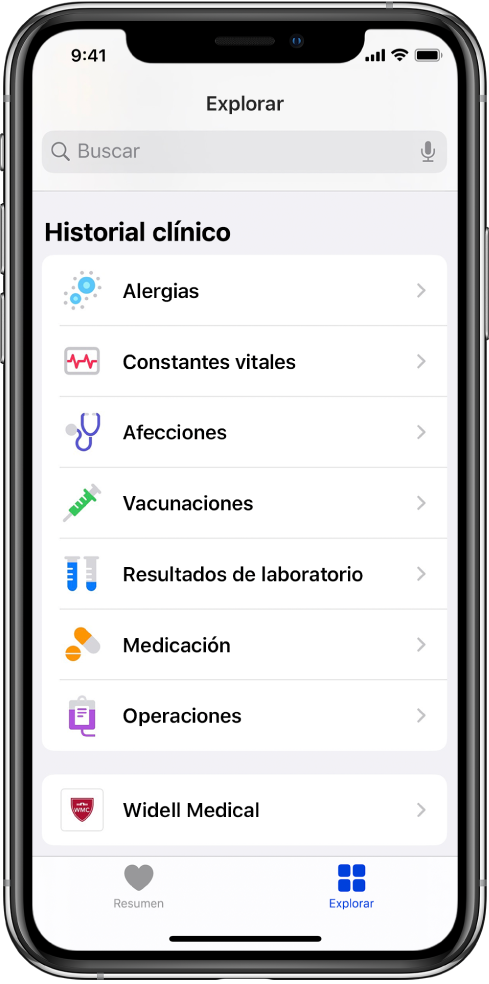 Pantalla “Historial clínico” en la app Salud. En la pantalla se enumeran categorías, entre las que se incluyen Alergias, “Constantes vitales” y Afecciones. Debajo de la lista de categorías hay un botón para Widell Medical. En la parte inferior de la pantalla, está seleccionado el botón Explorar.