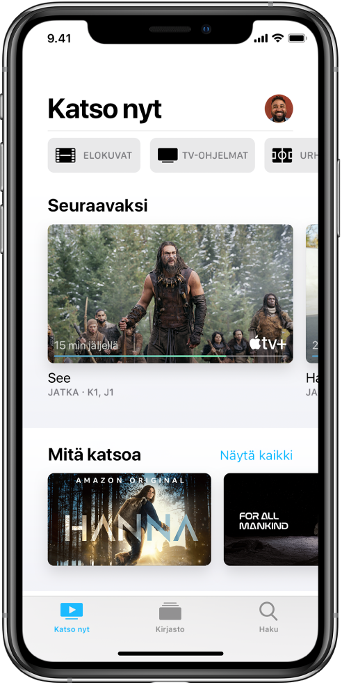 Katso nyt -näyttö, jonka ylärivillä näkyvät Elokuvat-, TV-ohjelmat- ja Urheilu-painikkeet. Seuraavaksi-rivi on keskellä Mitä katsoa -rivin yläpuolella. Alareunassa vasemmalta oikealle ovat Katso nyt-, Kirjasto ja Haku-välilehdet.