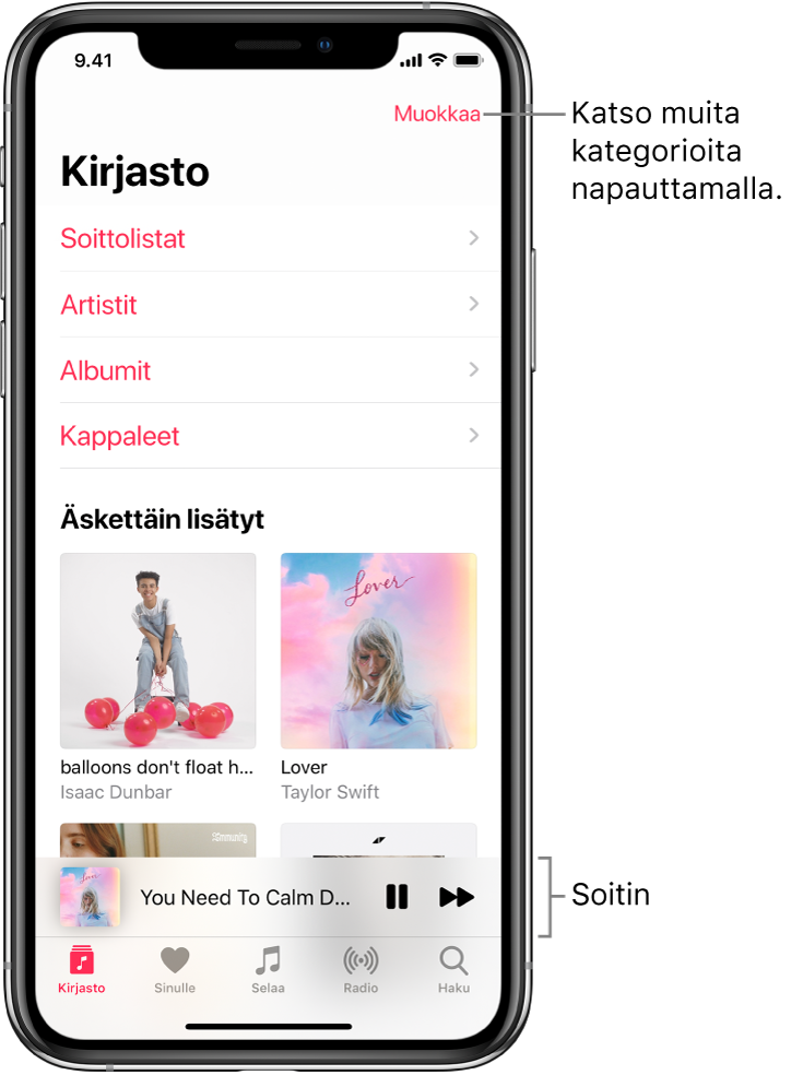 Kirjasto-näyttö, jossa näkyvä kategorialuettelo sisältää kategoriat Soittolistat, Artistit, Albumit ja Kappaleet. Äskettäin lisätyt ‑otsikko näkyy luettelon alapuolella. Soitin, jossa näkyvät nykyisen kappaleen nimi sekä Tauko- ja Seuraava-painikkeet alareunan lähellä.