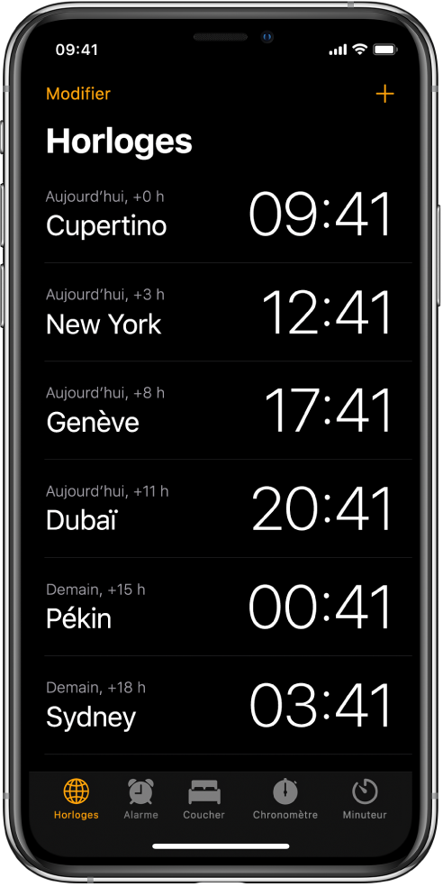 L’onglet Horloges, affichant l’heure dans différentes villes. Touchez Modifier dans le coin supérieur gauche pour organiser les horloges. Touchez le bouton Ajouter en haut à droite pour en ajouter d’autres. Les boutons Alarme, Coucher, Chronomètre et Minuteur se trouvent en bas de l’écran.