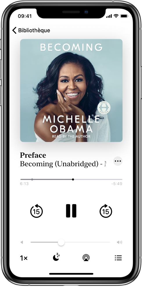 L’écran du lecteur de livres audio affichant la couverture du livre audio au centre de la partie supérieure. Sous la couverture se trouvent le numéro de piste, le nom du livre audio et l’auteur. Sous le nom du livre audio se trouve la tête de lecture, et sous celle-ci se trouvent les commandes de lecture, de pause, de recul et d’avance. Sous les commandes du lecteur se trouve le curseur de commande du volume. En bas de l’écran, de gauche à droite, se trouvent les boutons Vitesse de lecture, Minuterie de veille, Destination pour la lecture et Liste des pistes. Le bouton Bibliothèque se trouve dans le coin supérieur gauche.