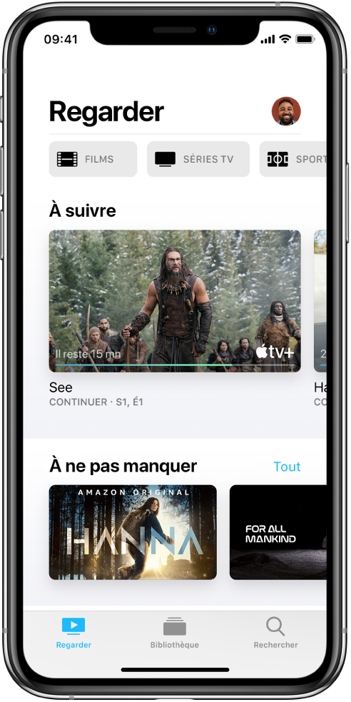 L’écran Regarder affichant les boutons pour Films, Séries TV et Sports dans le rang supérieur. Le rang « À suivre » se trouve au centre, sous le rang « À découvrir ». En bas de l’écran, de gauche à droite, se trouvent les onglets Regarder, Bibliothèque et Rechercher.
