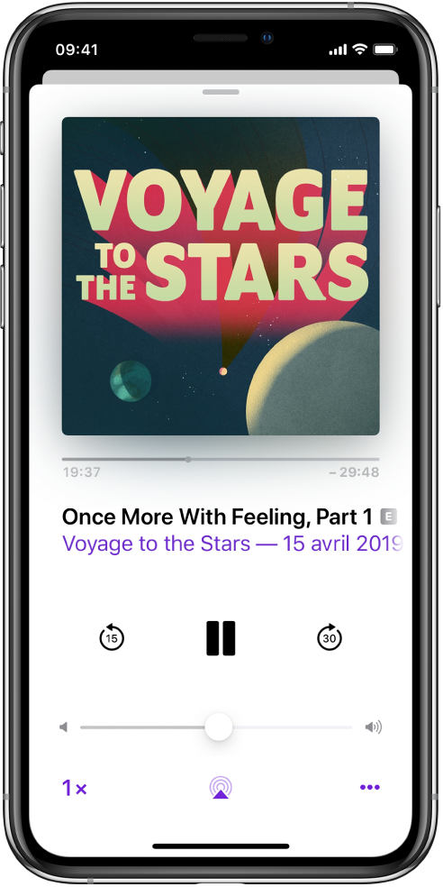 Les commandes de lecture sur l’écran À l’écoute. Sous l’illustration du podcast, faites glisser le curseur de position de la piste pour revenir en arrière ou avancer. Sous le titre de l’épisode se trouvent les boutons permettant de revenir en arrière, de lancer la lecture, de mettre en pause et d’avancer rapidement. En dessous de ces boutons se trouve la commande de volume. Dans le coin inférieur gauche se trouve la commande permettant de modifier la vitesse de lecture. Dans l’angle inférieur droit se trouve le bouton Plus.