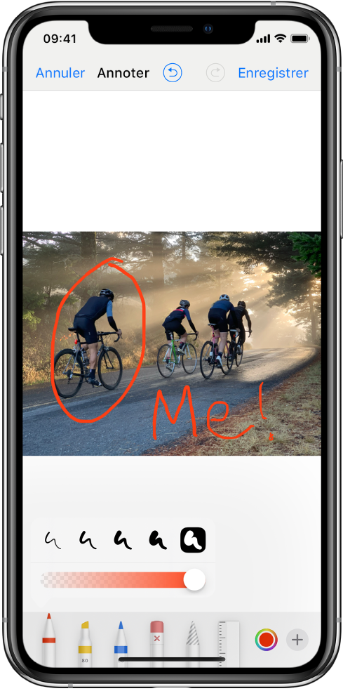 Une photo dans l’écran d’annotation. La photo se situe au centre de l’écran. Sous la photo se trouvent les outils d’annotation suivants : un stylo, un marqueur, un crayon, une gomme, un lasso, un sélecteur de couleurs et le bouton « Plus d’options ». Le bouton Annuler est en haut à gauche de l’écran, tandis que le bouton Enregistrer est en haut à droite.