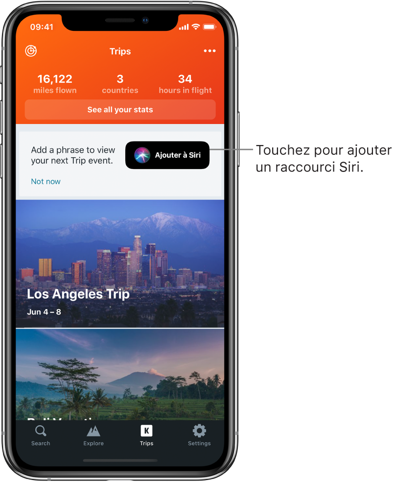 L’écran d’une app de voyage. Le bouton « Ajouter à Siri » se trouve à droite du texte indiquant « Ajouter une phrase pour afficher votre prochain déplacement ».