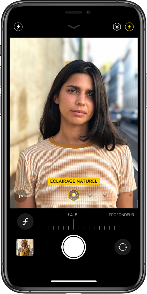 L’écran Appareil photo en mode Portrait. Le bouton « Réglage de la profondeur » situé dans le coin supérieur droit de l’écran est sélectionné. Dans le visualiseur de l’appareil photo, une zone montre que l’option Éclairage de portrait est définie sur Éclairage naturel, et un curseur permet de modifier l’option d’éclairage. Sous le visualiseur de l’appareil photo, un curseur permet d’ajuster le contrôle de la profondeur.