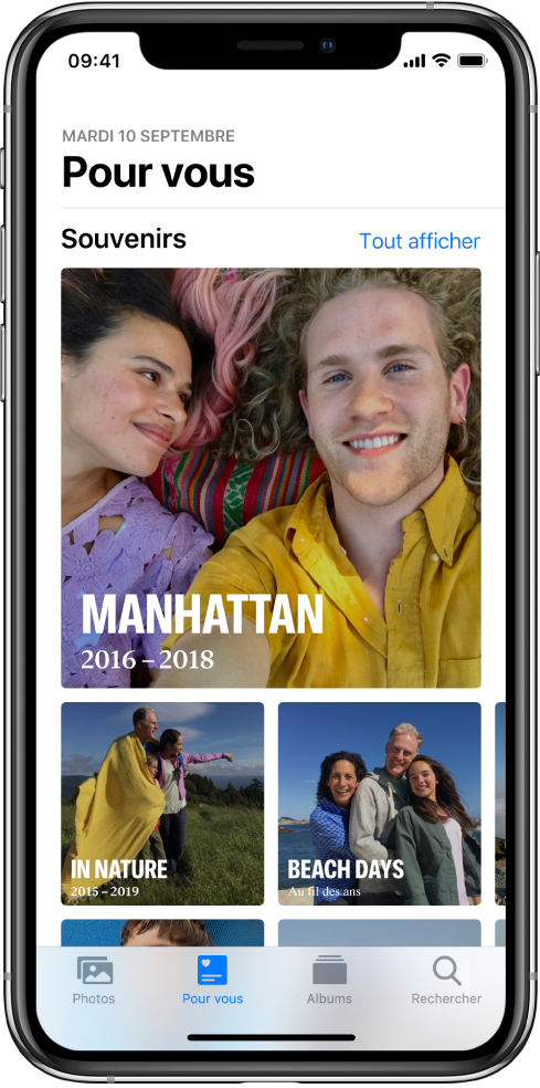 L’onglet Pour vous affichant une collection de différents souvenirs. Chaque souvenir possède une photo de couverture, un titre et un sous-titre. Sous l’en-tête Pour vous en haut à droite se trouve le bouton Tout afficher, qui présente tous vos souvenirs.